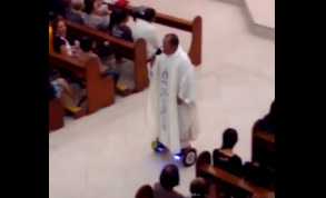 [Video] El sacerdote que ofició misa en patineta eléctrica es sancionado