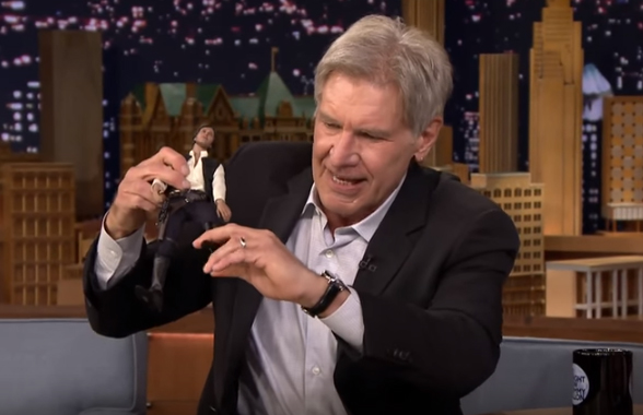 [Video] Harrison Ford muestra con un muñeco de Han Solo cómo se rompió la pierna grabando «Star Wars VII»