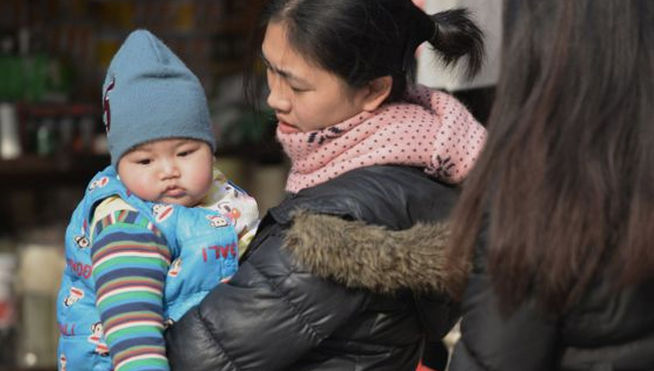 China extiende la política del «segundo hijo» a todas las parejas
