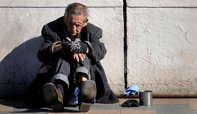 CEP: 40% de los chilenos cree que la principal razón de la pobreza está en «la flojera y falta de iniciativa»