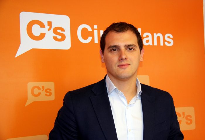Líder de la nueva derecha española propone terminar con la distinción en crímenes por violencia de género