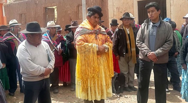 Visten de mujer indígena a un alcalde boliviano por su mala gestión