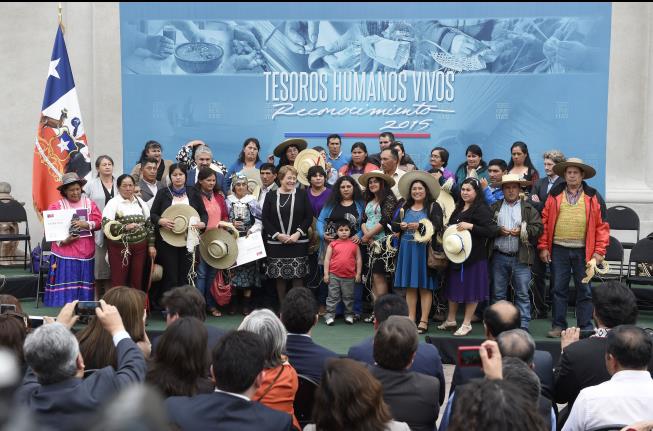 Bachelet entrega reconocimiento a los «Tesoros Humanos Vivos 2015»