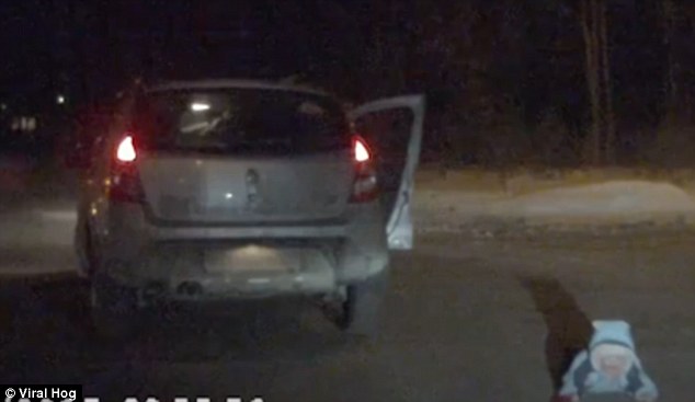 [Video] Increíble momento en que un bebe cae de un auto en movimiento a la mitad del camino