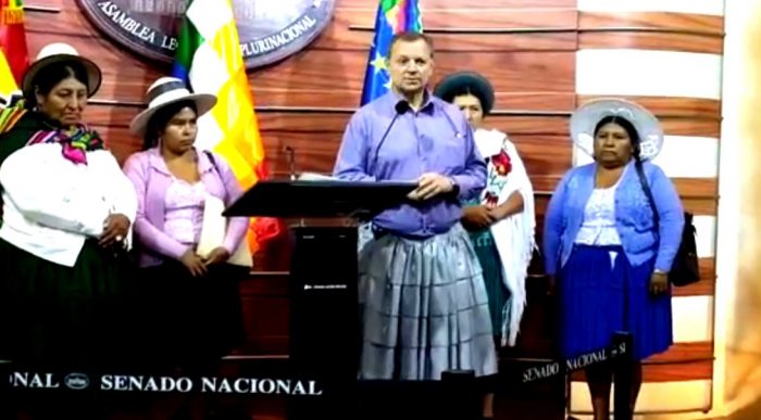 Presidente del Senado boliviano se viste de «cholita» para desagraviar a mujeres