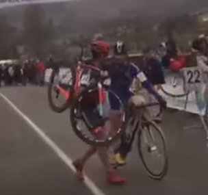 [Video] El noble gesto de un ciclista que no quiso pasar a un rival y terminó cuarto