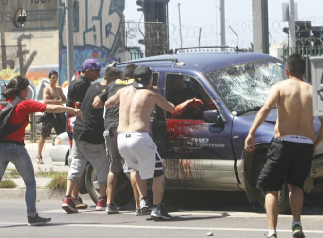 [Video] Con piedras y balazos atacaron auto con hinchas de Wanderers en Valparaíso