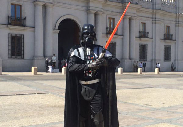 [Video] La creatividad de La Moneda no tiene límites: Darth Vader interrumpió el cambio de guardia
