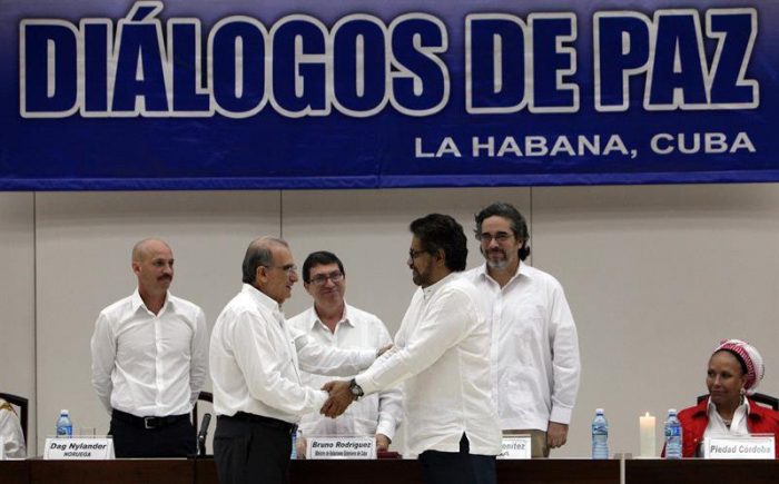 Acuerdo sobre víctimas busca cerrar heridas de décadas de guerra en Colombia