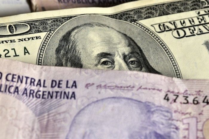 Dólar golpea también a Chile: sube a máximo en dos años tras discurso de Macri en Argentina