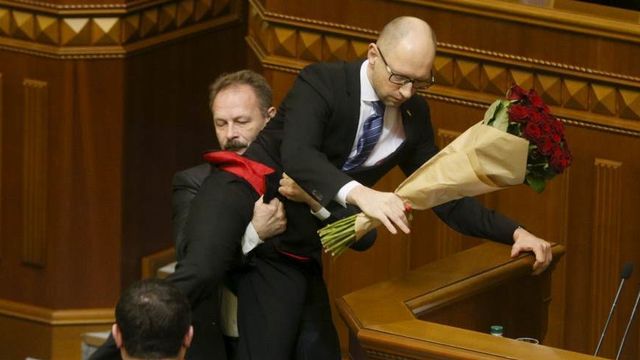 [Video] Primer Ministro ucraniano es sacado del podium mientras entrega cuenta anual en el Parlamento