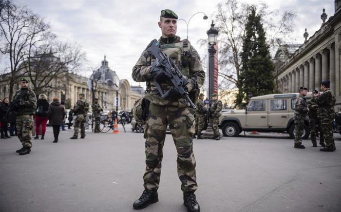Francia espera el Año Nuevo con dispositivo de seguridad sin precedentes