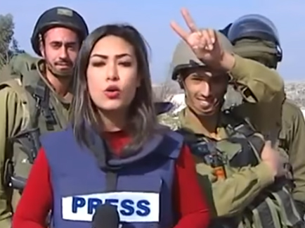 [Video] Soldados israelíes trolean a periodista palestina mientras graba un despacho