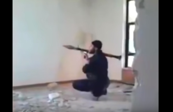 [Video] Un presunto terrorista del Estado Islámico se hace estallar mientras manipula un lanzacohetes