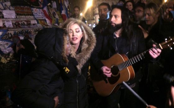 [Video] Madonna canta en las calles de Paris para recordar a las víctimas de los atentados