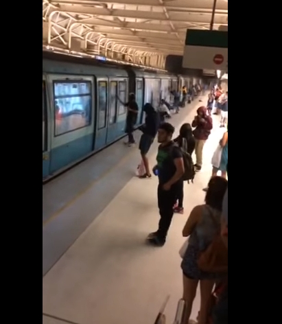 [Video] Nuevo acto de intervención artística que raya en el vandalismo en Metro de Santiago