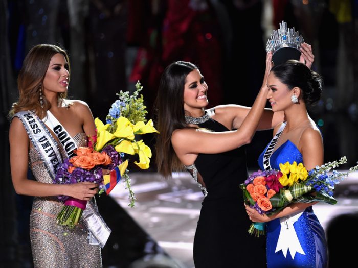 [Video] Bochornoso incidente en la elección de Miss Universo: el presentador le dio la corona a otra concursante