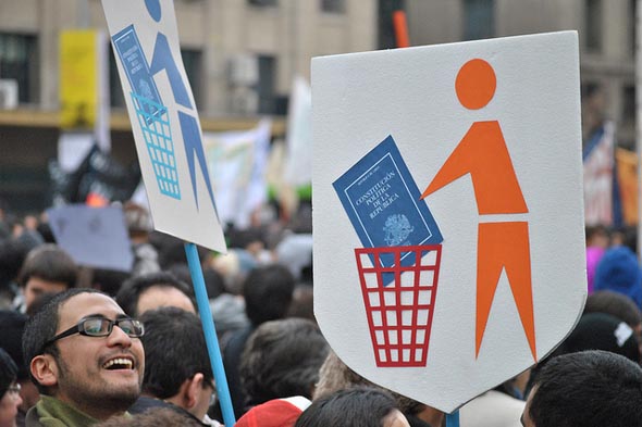Cadem: 76 por ciento dice que el país necesita una nueva Constitución