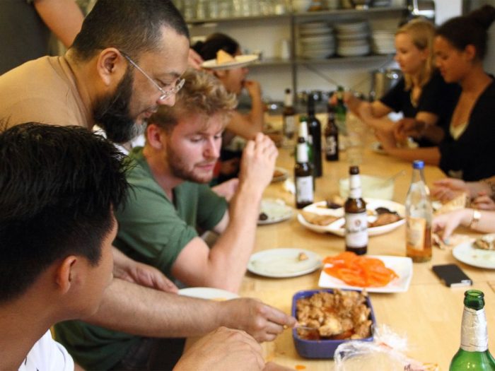 Pareja alemana confunde centro de refugiados con restaurante y disfruta cena