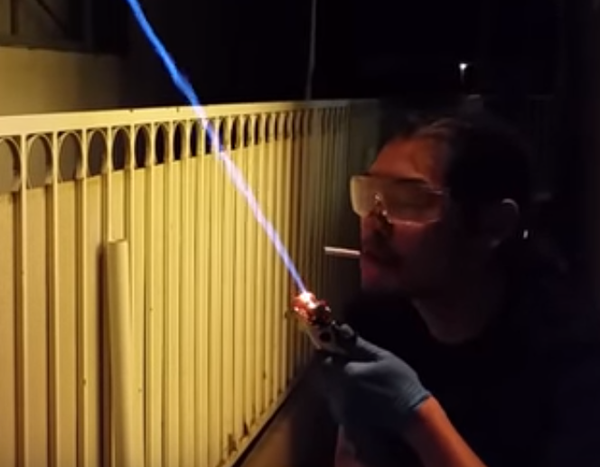 [Video] Fan de Star Wars crea su propia espada láser