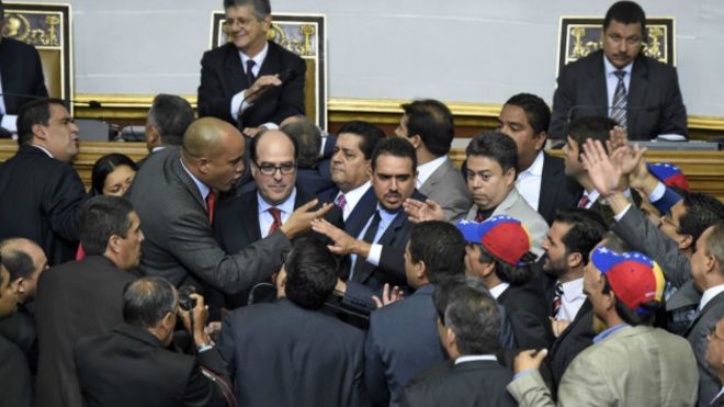 Venezuela: ¿qué implica que Tribunal Supremo haya declarado en desacato a la Asamblea Nacional?