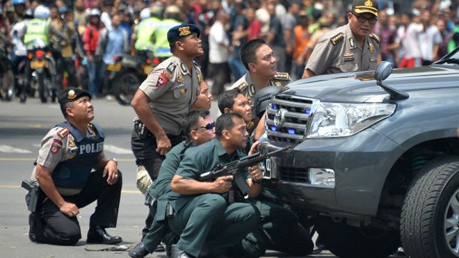 Varios muertos y heridos tras explosiones y tiroteos en Yakarta, Indonesia