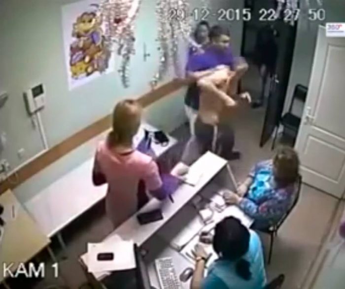 [Video] Médico ruso mata de un golpe a un paciente por faltar el respeto a la enfermera
