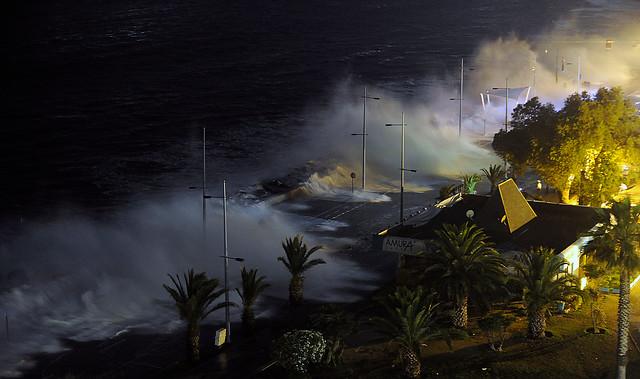 Marejada: olas que superan 5 metros provocan daños en Viña del Mar y cierre de Av. Perú