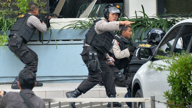 Varios muertos y heridos tras explosiones y tiroteos en Yakarta, Indonesia