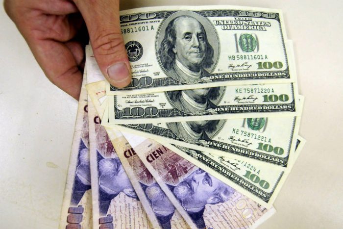 Peso argentino en libre flotación opera al margen de sus pares
