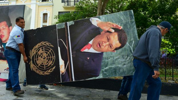 La polémica retirada de los retratos de Chávez de la Asamblea Nacional de Venezuela