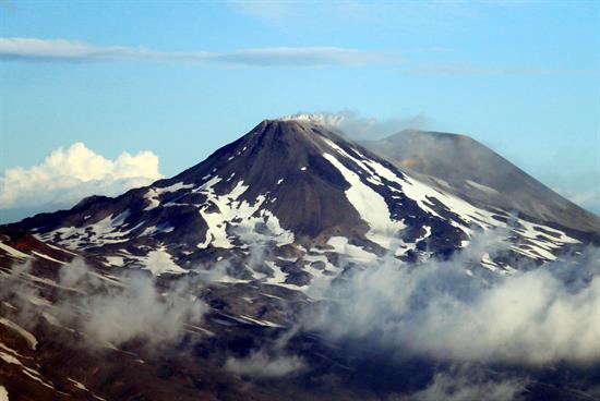 Volcán Nevados de Chillán emite nuevos pulsos de ceniza y vapor