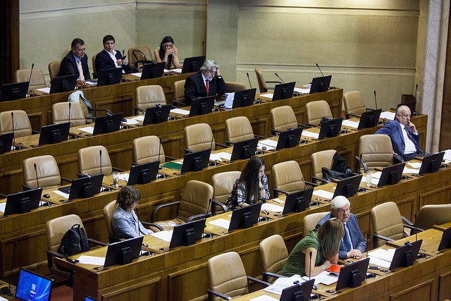 Happy Hour: Diputados deciden acortar duración de sesiones mientras parlamentarios chilenos son los que más ganan en la región