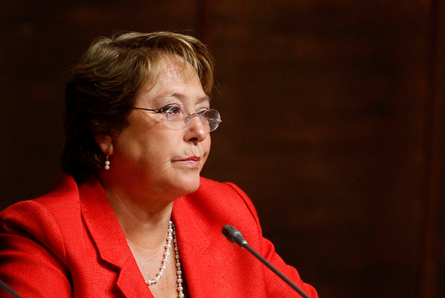 Sorpresivo cambio de agenda de Bachelet en víspera de formalizaciones por el caso Caval