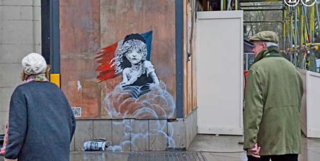 Tapan con tablones el nuevo mural de Banksy frente a embajada francesa en Londres