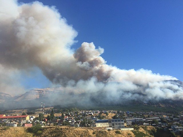 Declaran «alerta roja» para Coyhaique por incendio en el cerro Divisadero