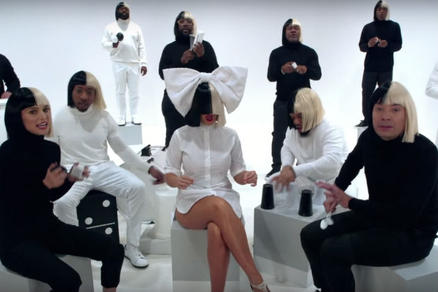 [Video] Sia, Natalie Portman y Jimmy Fallon cantan «Iko Iko», con pelucas, tazas y cucharas