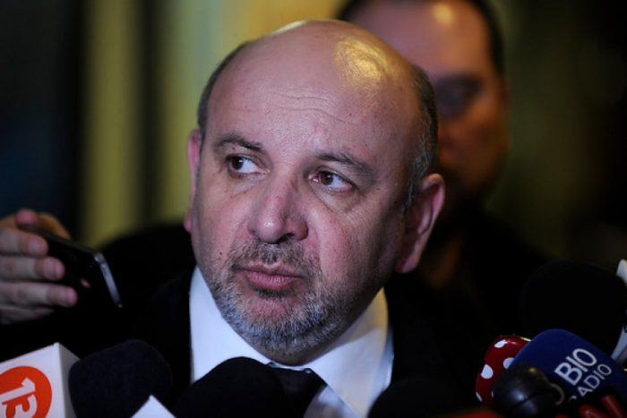 Juan Luis Castro dice que permanencia de Riquelme en su cargo es inexplicable: «Yo creo que él sabe muchas cosas»
