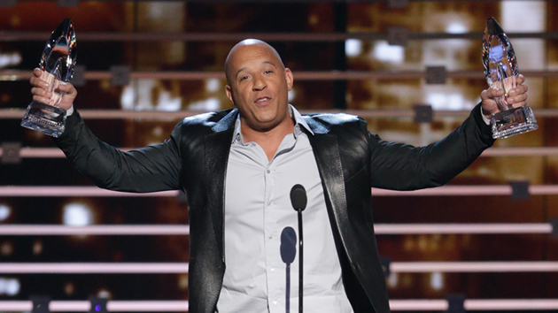 [Video] El emotivo canto de Vin Diesel a su fallecido compañero Paul Walker en los People’s Choice Awards