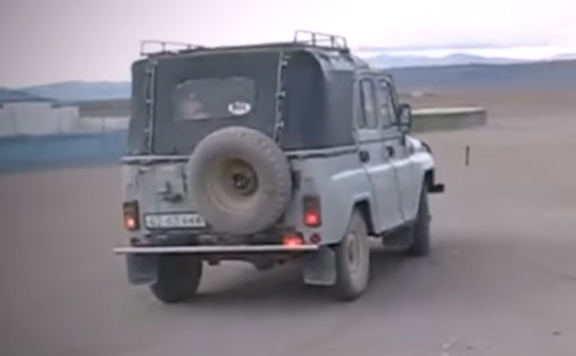[Video] ¿Cuántas personas entran en un viejo auto fabricado en la URSS?