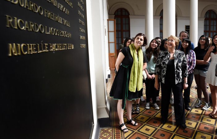 Bachelet se reúne con futuras estudiantes de la U. de Chile y afirma que «la gratuidad ya está aquí»