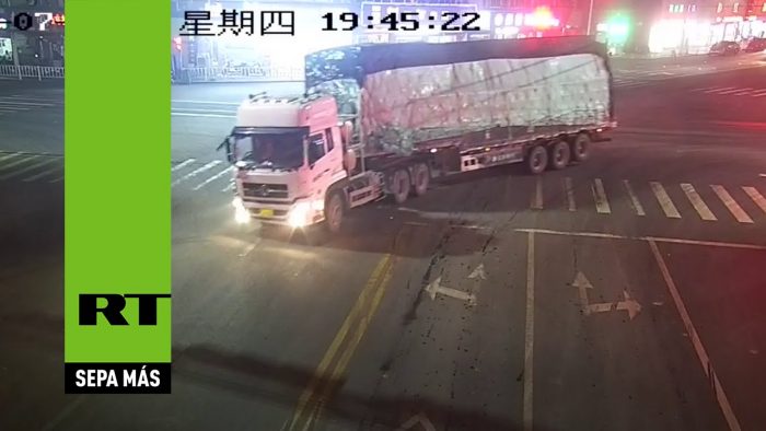[Video] Camión sobrecargado vuelca en cámara lenta en China