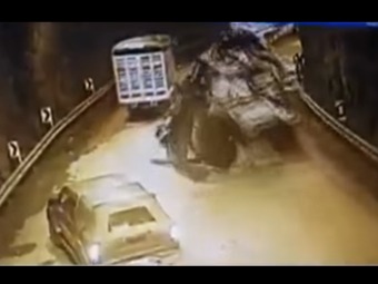 [Video] Camión sin frenos provoca accidente dentro de un túnel
