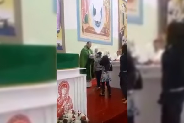[Video] Curiosa evangelización: sacerdote golpea a niños durante la misa