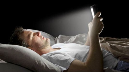 Nueve de cada diez chilenos no pueden dejar  de revisar el celular antes de irse a dormir