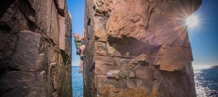 Realizan por primera vez en Chile un campeonato de escalada sobre agua