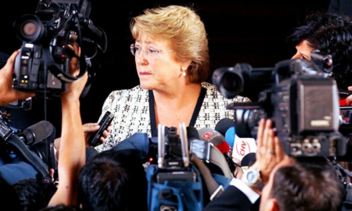 Te vas quedando sola: Bachelet a patadas con la prensa