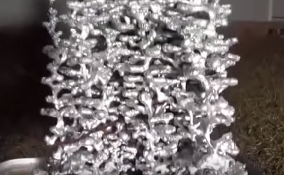 [Video] ¿Qué ocurre si viertes aluminio fundido en un hormiguero?