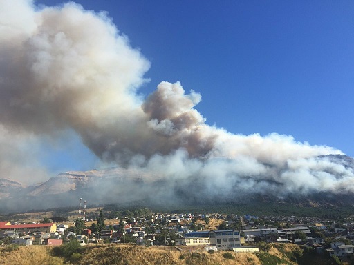 Incendio en Coyhaique continúa activo y con intensidad media