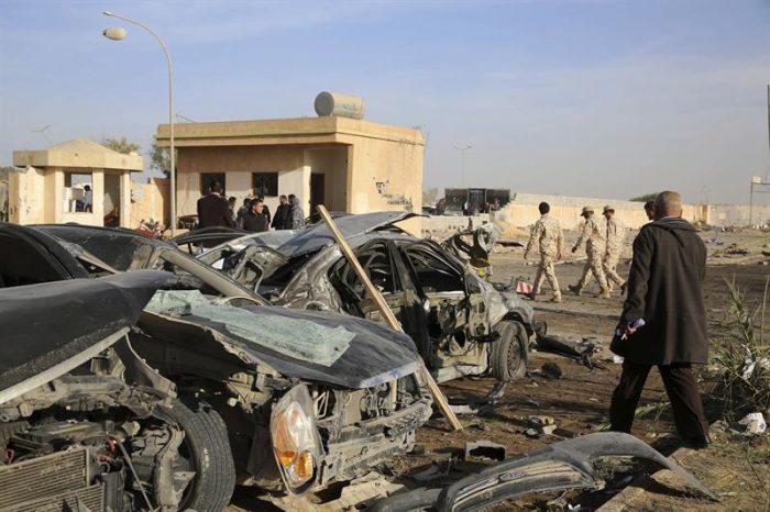 Cerca de 60 muertos y más de 120 heridos deja atentado contra base militar en Libia